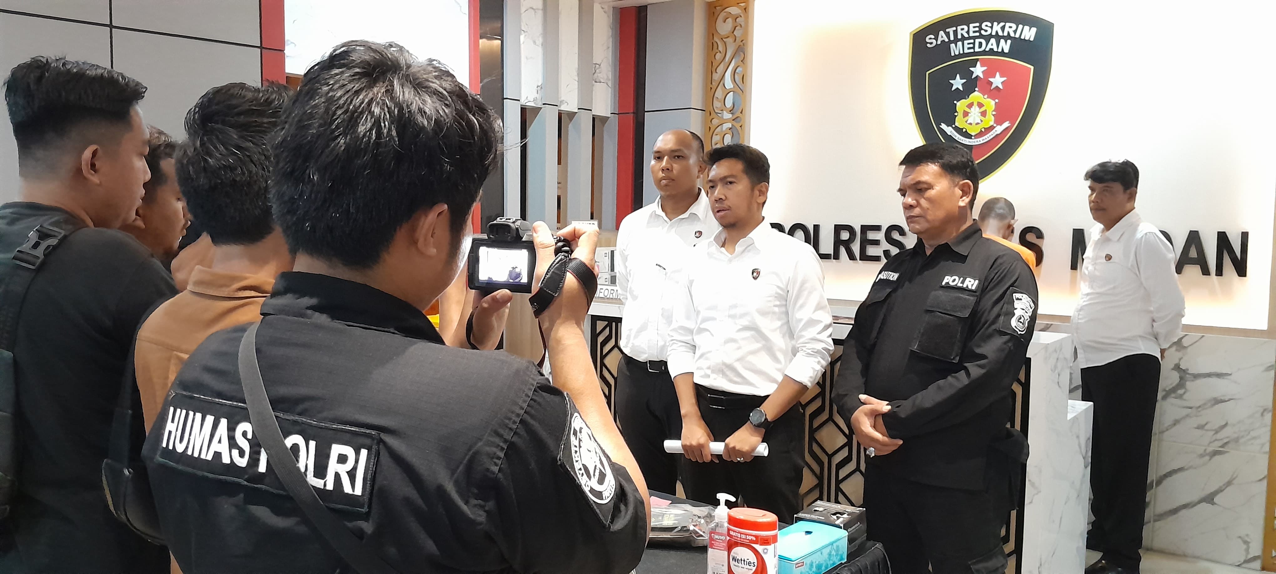 PAPARKAN: Polrestabes Medan paparkan tersangka kasus pencurian perhiasan emas, Selasa (23/7).