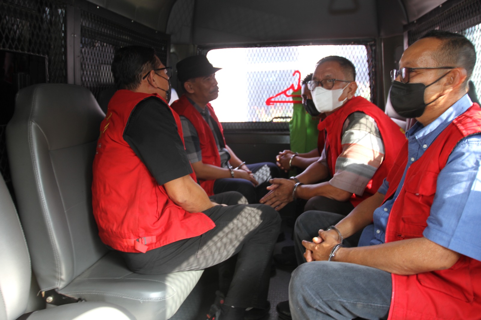 DILIMPAHKAN: Lima tersangka dugaan korupsi seleksi PPPK di Kabupaten Batubara, kenakan rompi oranye usai pelimpahan tahap dua. (Penkum Kejati Sumut/Sumut Pos)