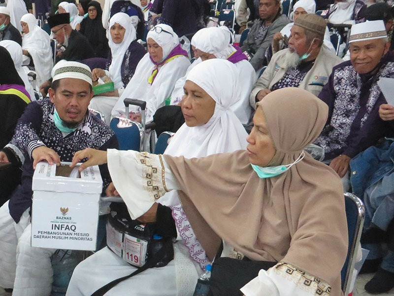TIBA: Jamaah haji saat tiba  di Asrama Haji Medan usai melaksanakan ibadah haji di Mekkah.(ZULAIKA/SUMUT POS)