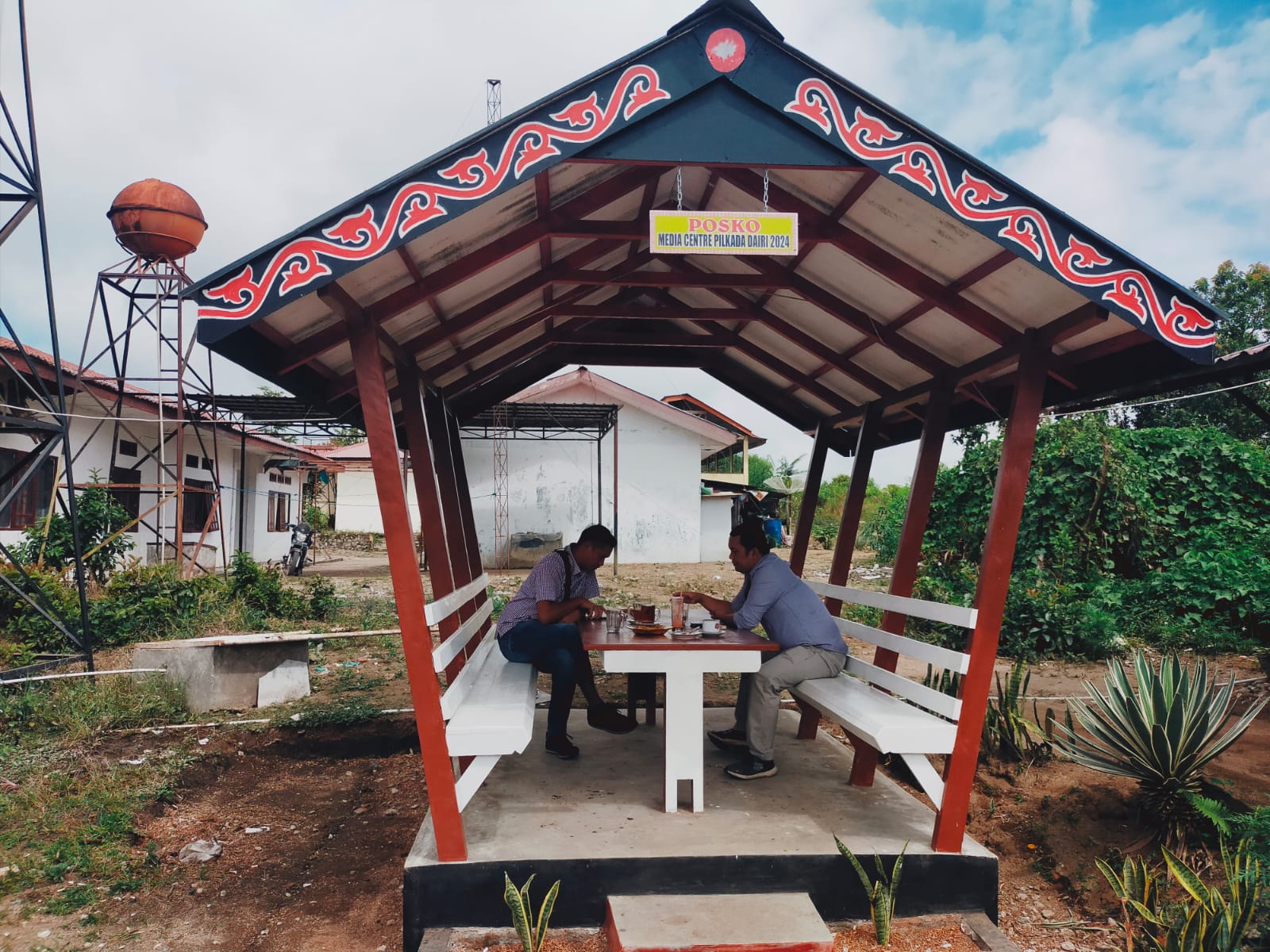 MEDIA CENTER: Divisi SDM dan Parmas KPU Dairi, Ridwan Agustinus Hendra Samosir (kanan) saat memberikan keterangan terkait pembentukan Media Center sebagai fasilitas bagi jurnalis.