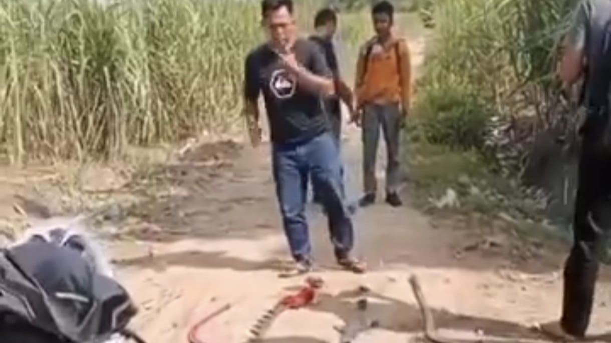 DIAMANKAN: Sajam diamankan polisi dari pelajar yang diduga hendak tawuran.(Keterangan foto/Sumut Pos)