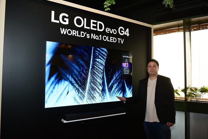 Product Director Home Entertainment of LG Electronics Indonesia, Park Jae Il berfoto bersama LG OLED Evo G4.