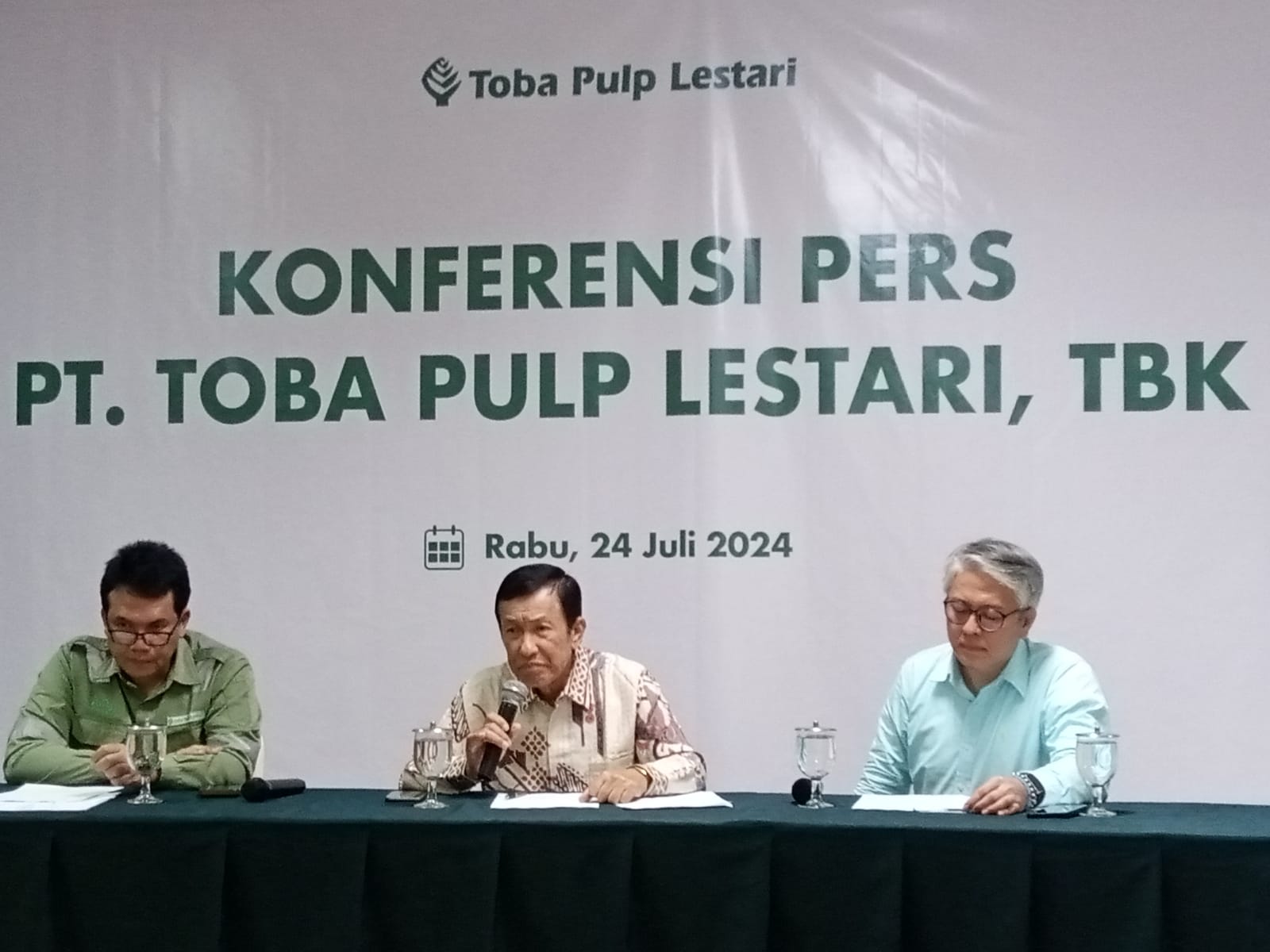 KETERANGAN: Thomson Siagian, Komisaris Independen PT Toba Pulp Lestari Tbk., memberikan keterangan kepada wartawan di Uniland, Rabu (24/7).