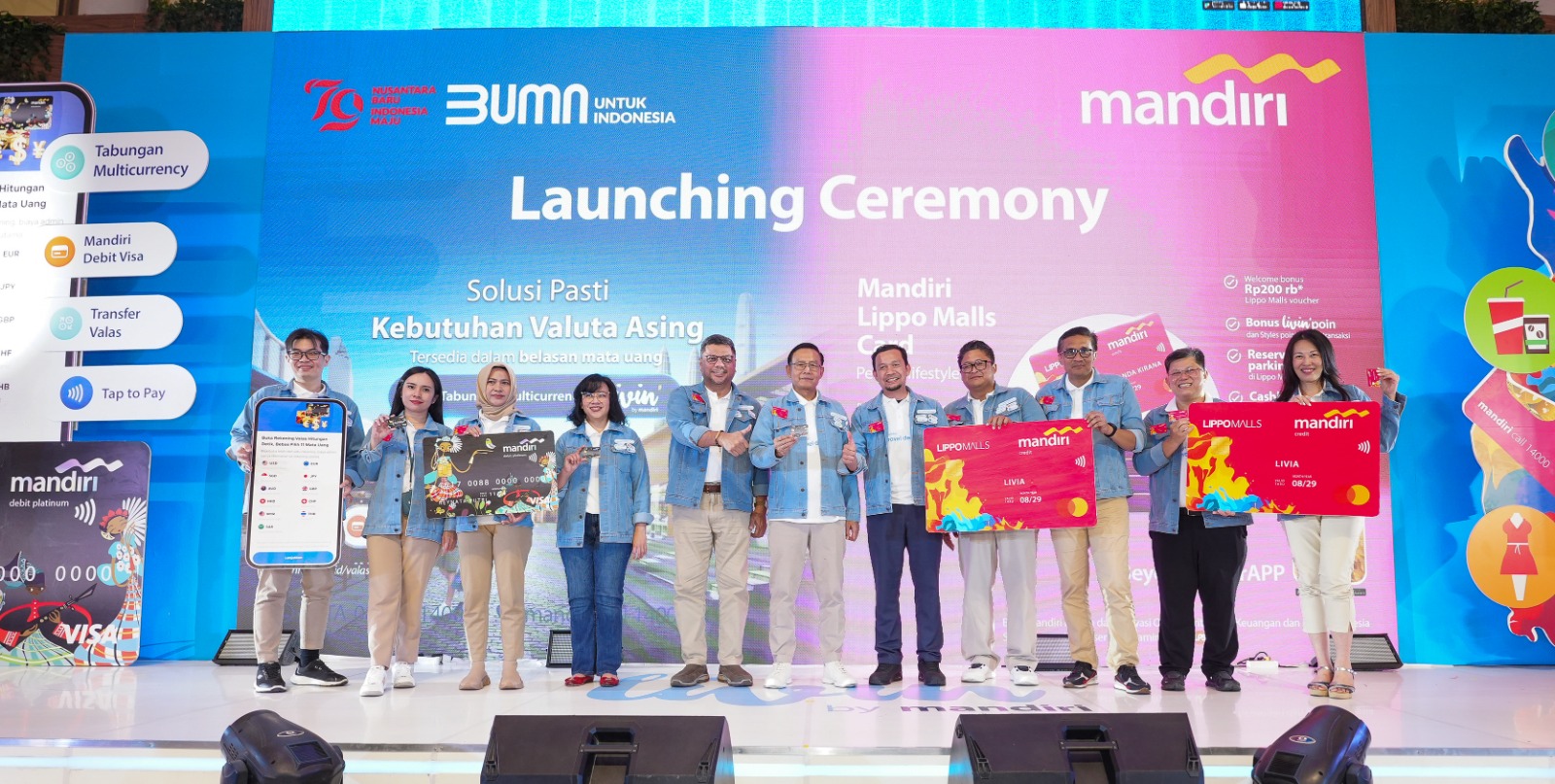 LUNCURKAN : Direktur Jaringan & Retail Banking Bank Mandiri, Aquarius Rudianto bersama jajaran dan pimpinan Lippo Malls saat meluncurkan Mandiri Lippo Malls Card dan Solusi Valuta Asing.