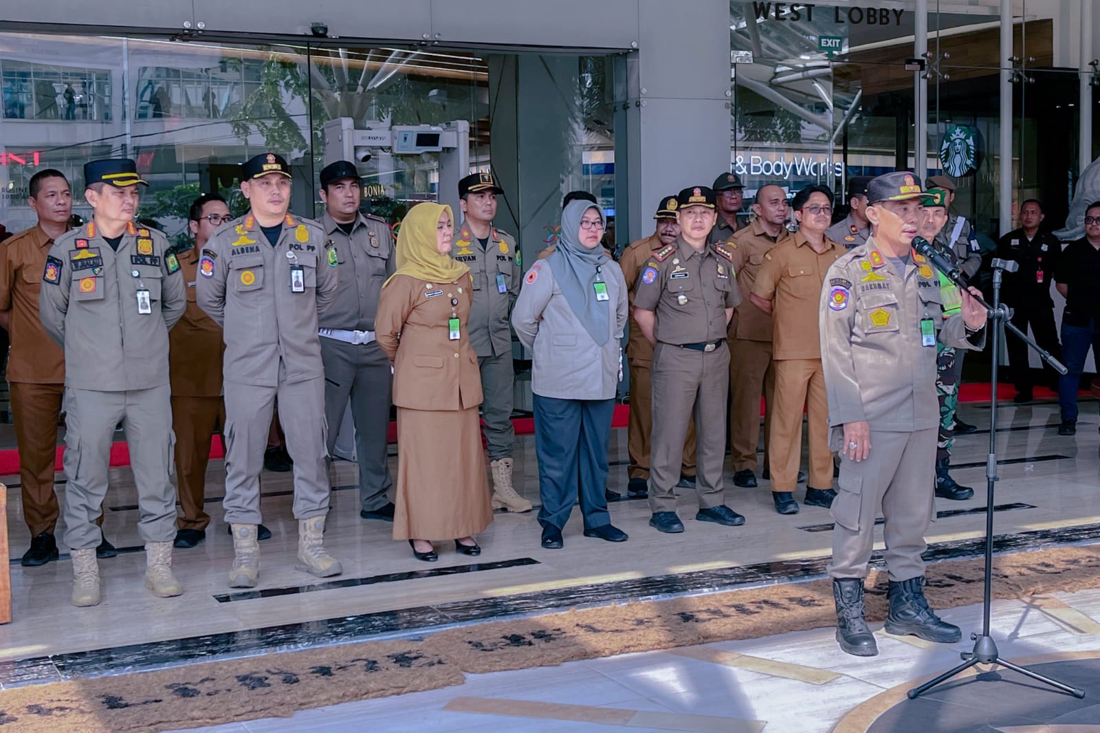 APEL: Sekretaris Bapenda Kota Medan, Ody Batubara saat memimpin apel.