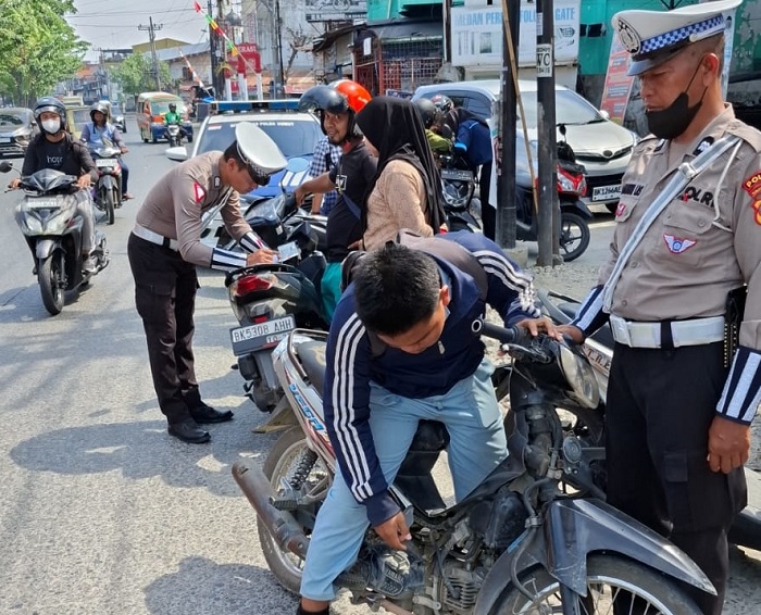 TINDAK: Personel Satlantas menindak kendaraan yang melanggar peraturan lalulintas. (Sumut Pos/Dokumen Pribadi)