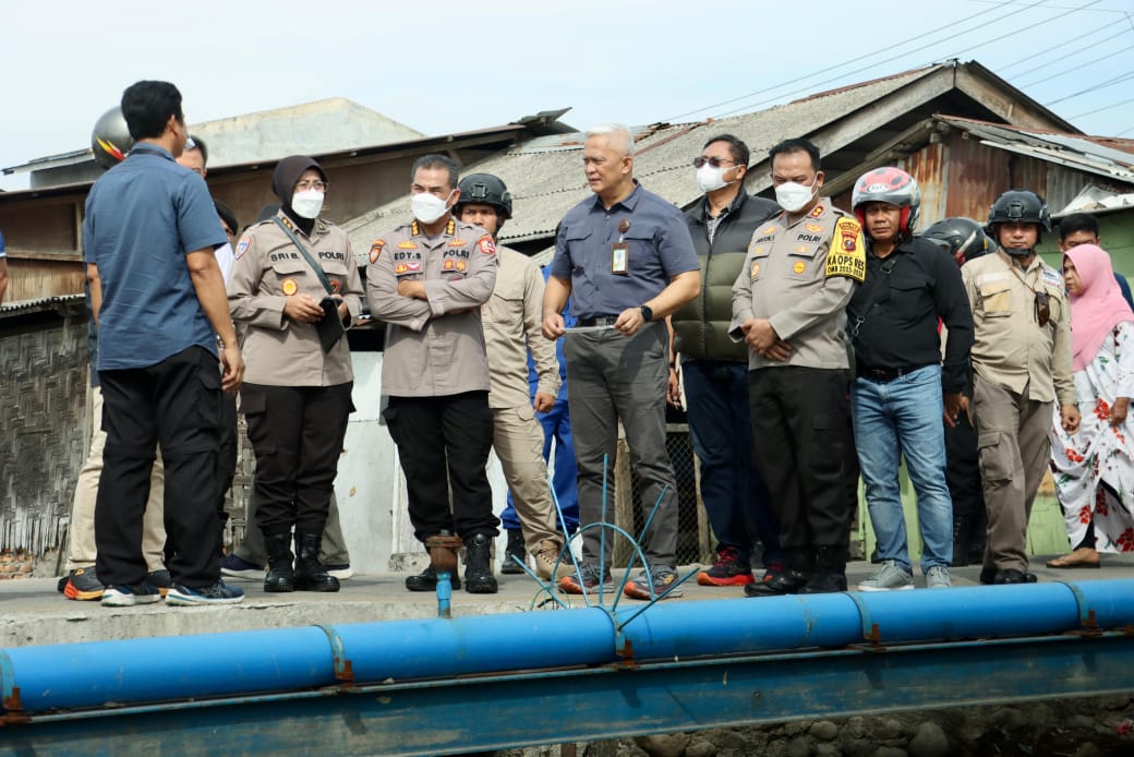 TINJAU: Kapolres Pelabuhan Belawan AKBP Janton Silaban, SH., SIK., MKP bersama dengan tim dari Bharkam Polri dan sejumlah pihak terkait melakukan peninjauan jalur pipa minyak.