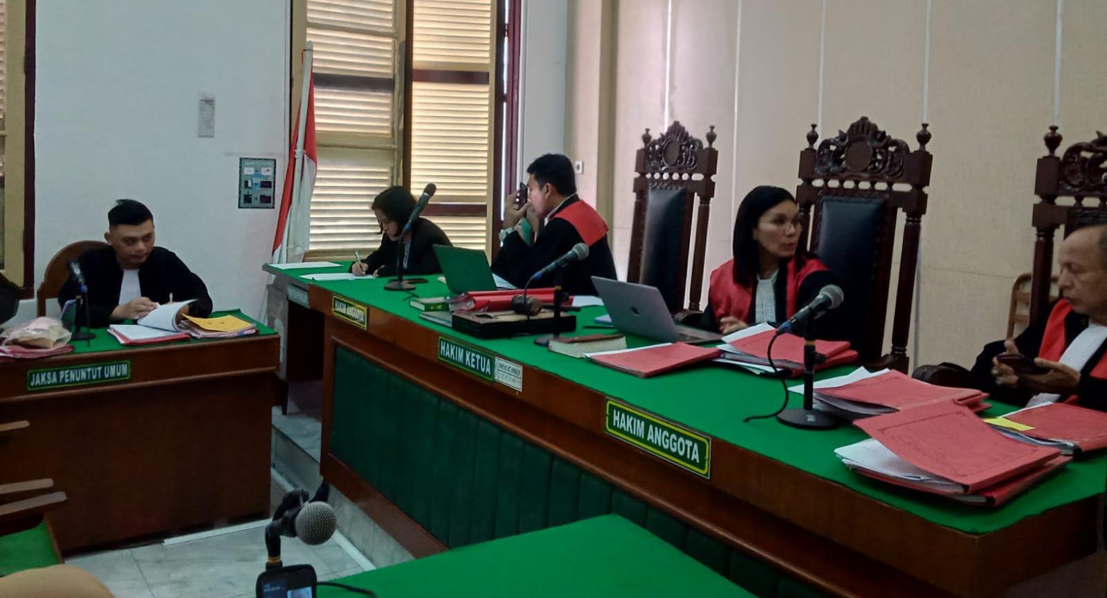 DITUNTUT:  JPU membacakan tuntutan terhadap terdakwa perdagangan satwa dilindungi secara virtual, Jumat (26/7).AGUSMAN/SUMUTPOS.