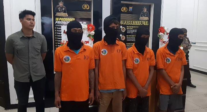 DIAMANKAN: Keempat pelaku pungli diamankan di Polres PelabuhanBelawan,  Kamis (18/7/2024). (FOTO: IKHSAN/SUMUT POS)