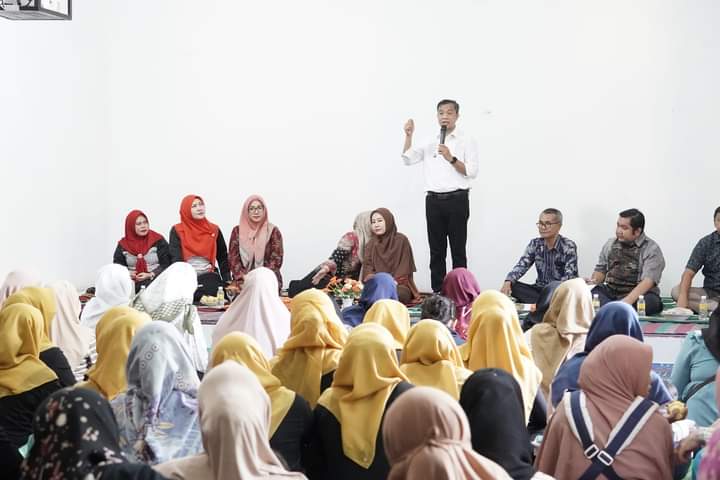 RAKOR: Pj Wali Kota Tebingtinggi Moettaqien Hasrimi didampingi Pj TP PKK Kota Tebingtinggi Nyonya dr Dara Caprina Moettaqien ketika memberikan apresiasi bagi kader posyandu di Kota Tebingtinggi.