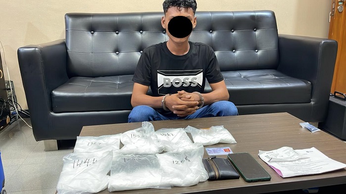 DIAMANKAN: Tersangka saat diamankan di pos Keamanan Bandara Kualanamu. (ISTIMEWA/SUMUT POS)