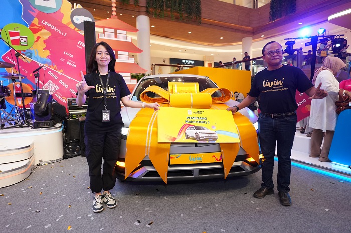 PENGUNDIAN : Vice President Bank Mandiri, Andri Antoni (kanan) dan Mal Director Sun Plaza berfoto bersama di hadapan hadiah utama mobil Hyundai IONIQ 5.