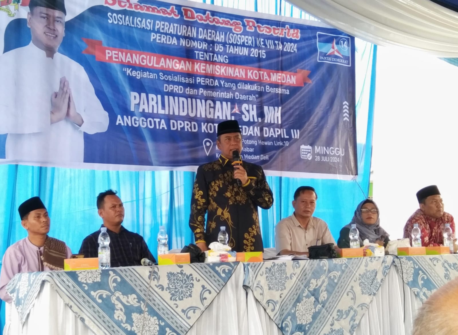 Wakil Ketua Fraksi Partai Demokrat DPRD Medan H Parlindungan Sipahutar SH MH saat Sosialisasi Peraturan Daerah (Sosperda) VII Tahun 2024 di Lapangan Swallow, Jalan Rumah Potong Hewan, Kelurahan Mabar.