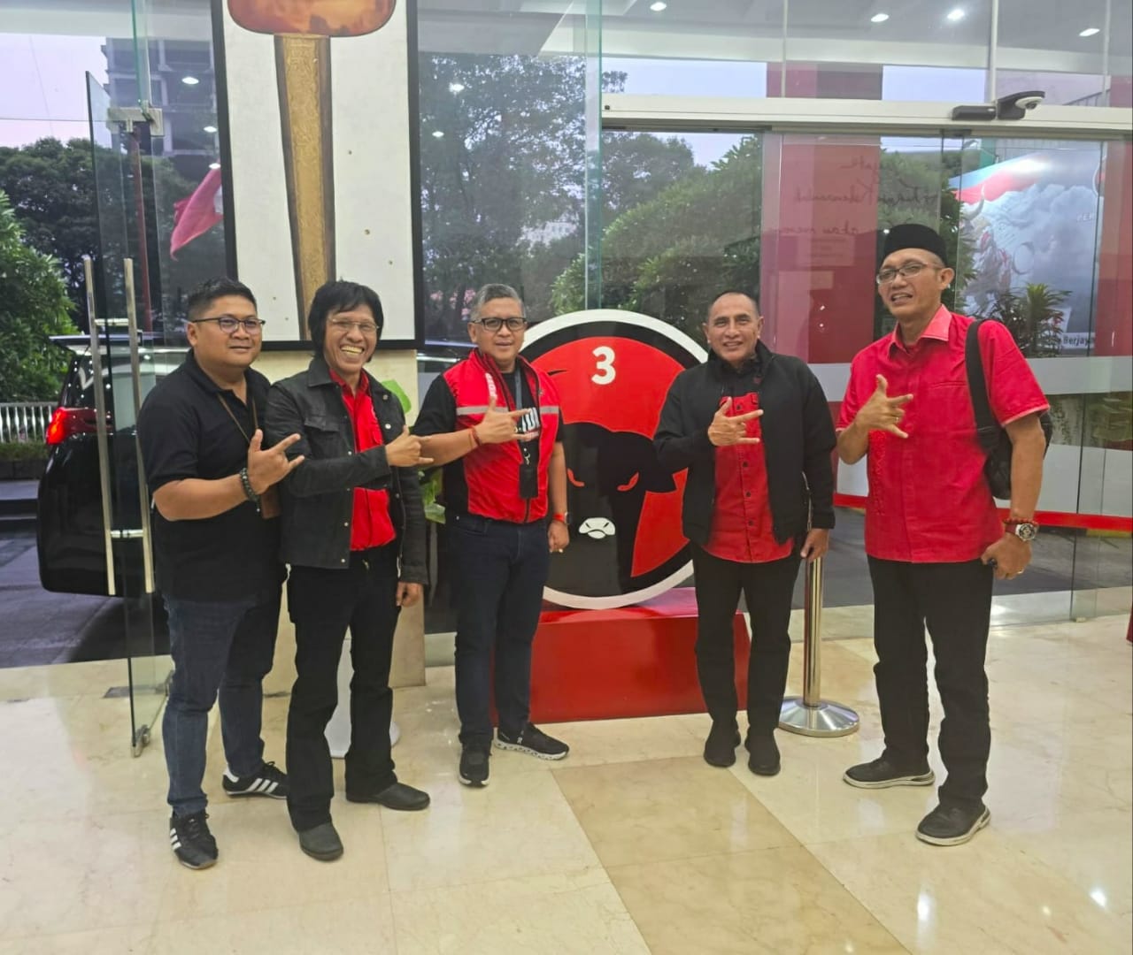 BERSAMA: Bacalon Gubernur Sumut, Edy Rahmayadi, diabadikan bersama pengurus DPP PDIP di Jakarta. (Dokumen DPP PDIP)