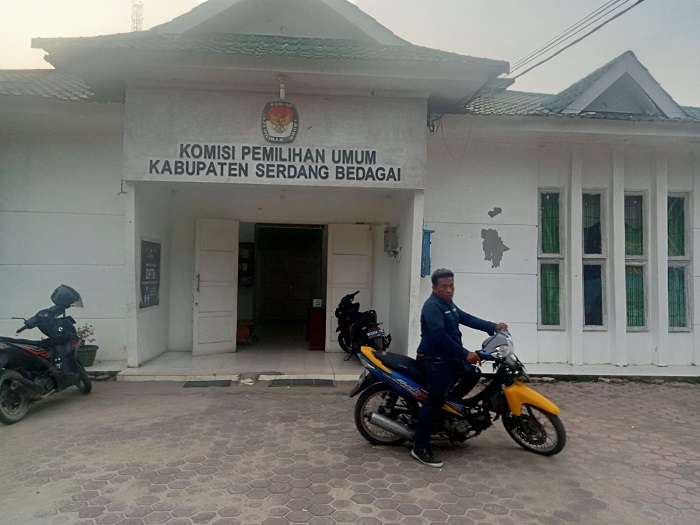 Kantor KPUD Kabupaten Sergai di Sei Rampah. ( Fadly/Sumut Pos)