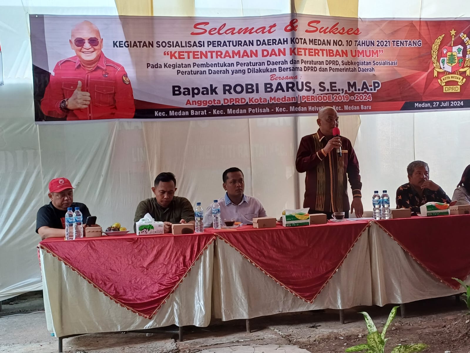 SOSIALISASI: Ketua Fraksi PDI Perjuangan DPRD Kota Medan, Robi Barus SE M.AP saat menggelar Sosialisasi Produk Hukum Daerah Kota Medan No.10 Tahun 2021 di Jalan Bunga Cempaka, Kelurahan Titi Rantai,