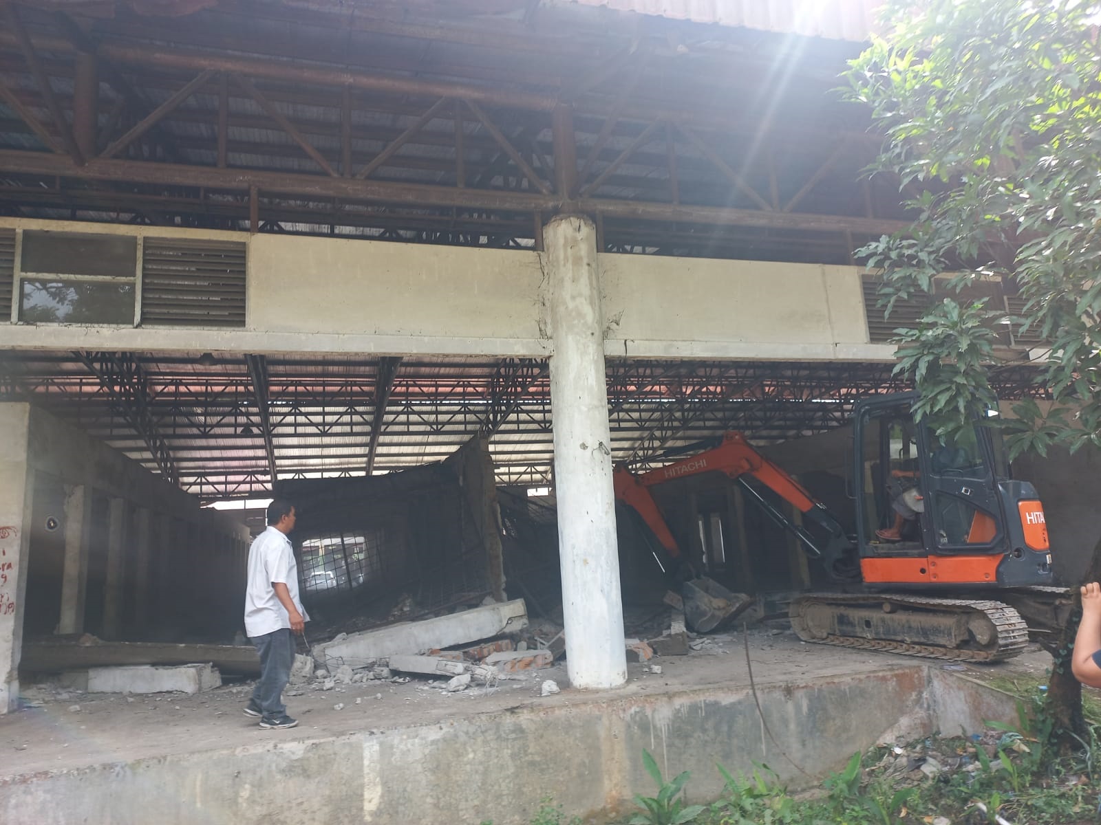Renovasi kios di Sub Grosir Pasar Induk Lau Cih, Medan Tuntungan.
