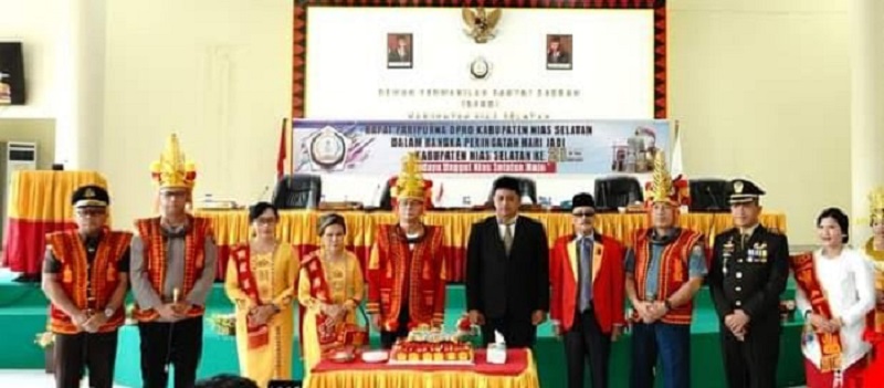 POTONG KUE : Wakil Ketua II DPRD, Agustana Ndruru bersama Bupati dan Forkompinda saat diabadikan dalam pemotongan pemotongan kue ulang tahun.