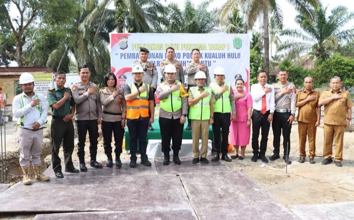 PELETAKAN BATU PERTAMA: Bupati Labuhanbatu Utara Hendri Yanto Sitorus, S.E., M.M , Wakil Bupati H. Samsul Tanjung, S.T., M.H, Kapolres Labuhanbatu AKBP Bernhard Malau, dan Kapolsek Kualuh Hulu AKP Nel