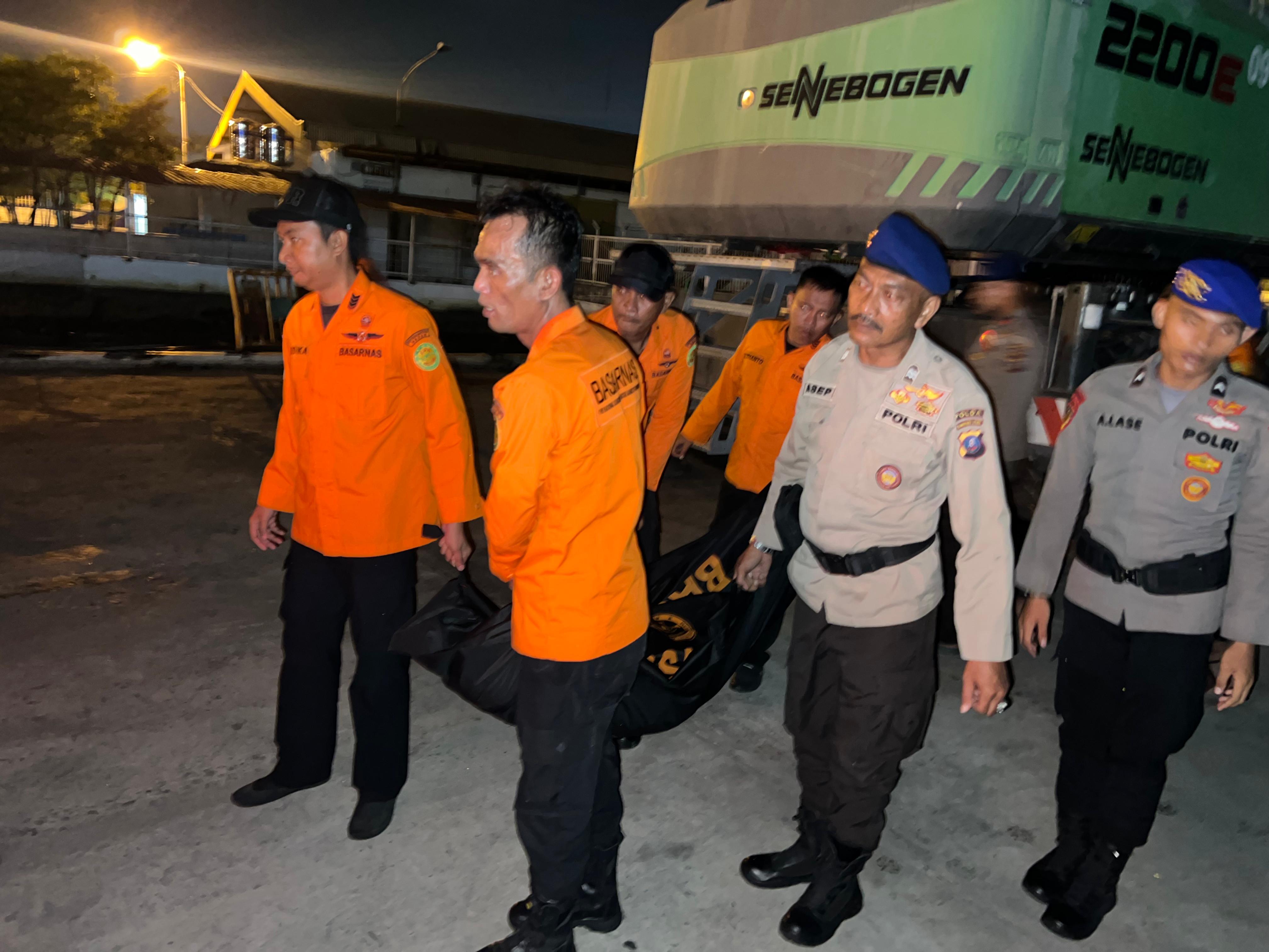 EVAKUASI: Kapal Basarnas 01 Medan dan Ditpolairud Polda Sumatera Utara mengevakuasi tujuh Tenaga Kerja Indonesia (TKI) setelah empat hari terapung di perairan Selat Malaka. (IKHSAN/SUMUT POS)