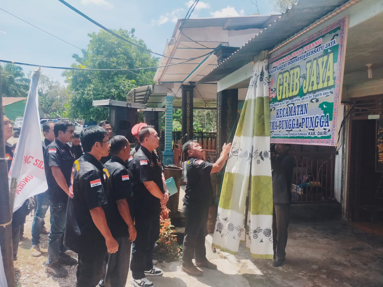 RESMIKAN:  Ketua DPC Grib Jaya Kabupaten Dairi, Saut Martua Ujung didampingi Sekretaris DPC, Martua Nahampun, mewakili pengurus DPD resmikan Sekretariat PAC Grib Jaya Silima Pungga-Pungga di Parongil,