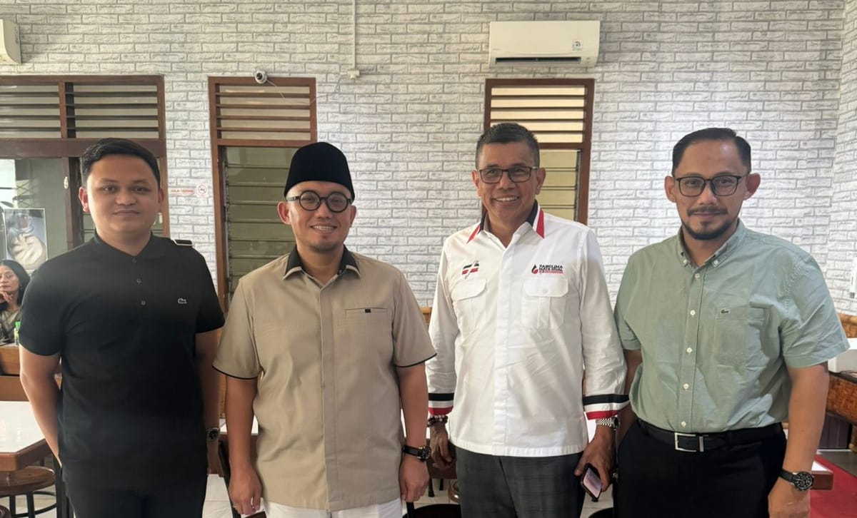 BERSAMA: Andri Alfisah (kiri) foto bersama Juru Bicara Prabowo Subianto, Dahnil Anzar Simanjuntak (dua dari kiri), dr Donal Anjar Simanjuntak (kanan) dan Hinca Panjaitan.(Istimewa/Sumut Pos)