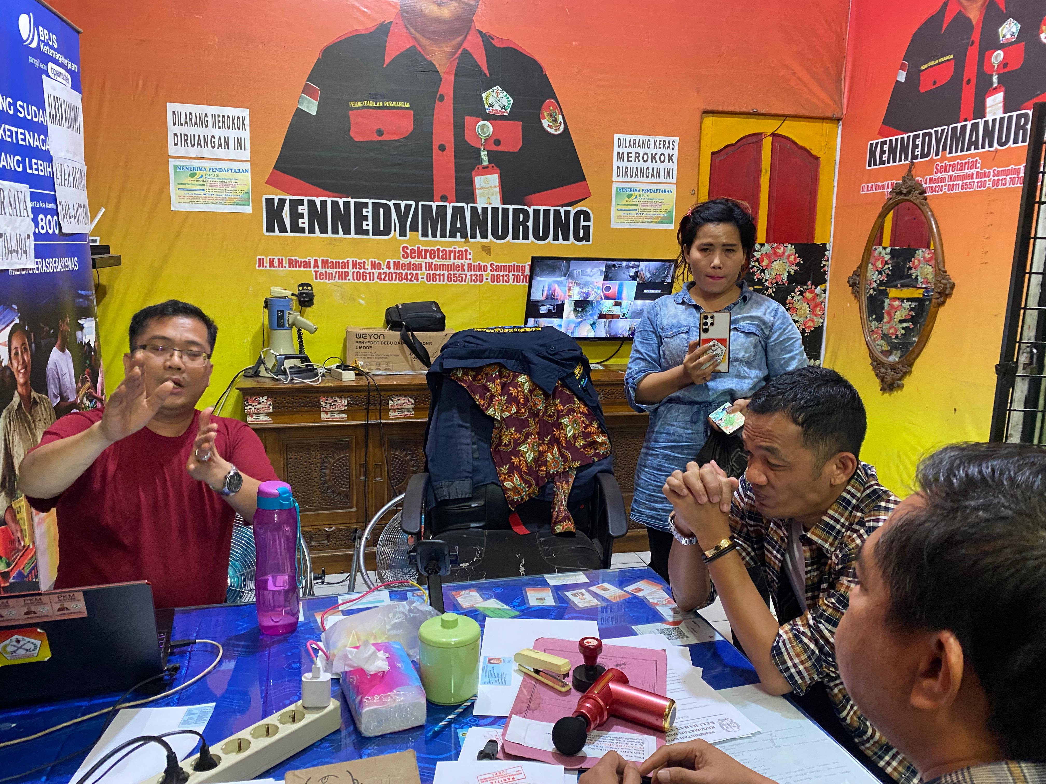 JEMPUT PAKSA: Kennedy Manurung (baju merah) terpidana kasus perusakan, dijemput paksa oleh Intel Kejari Medan, Selasa (30/1) malam.