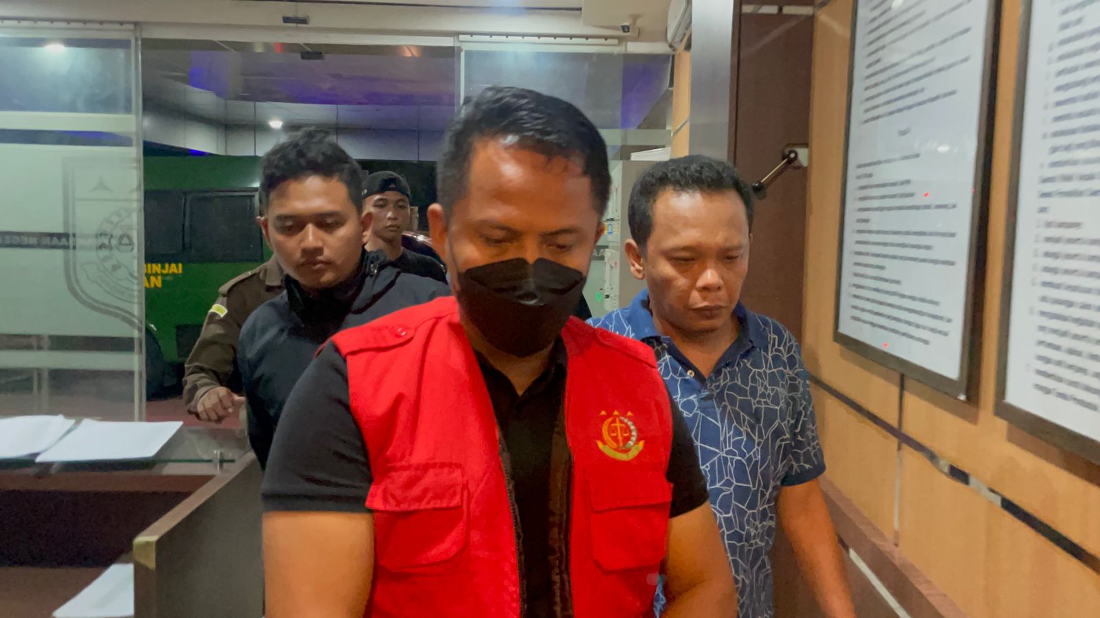 TIBA: Terpidana Juanda Prastowo (tengah) saat tiba di Gedung Kejari Binjai.(TEDDY AKBARI/SUMUT POS).