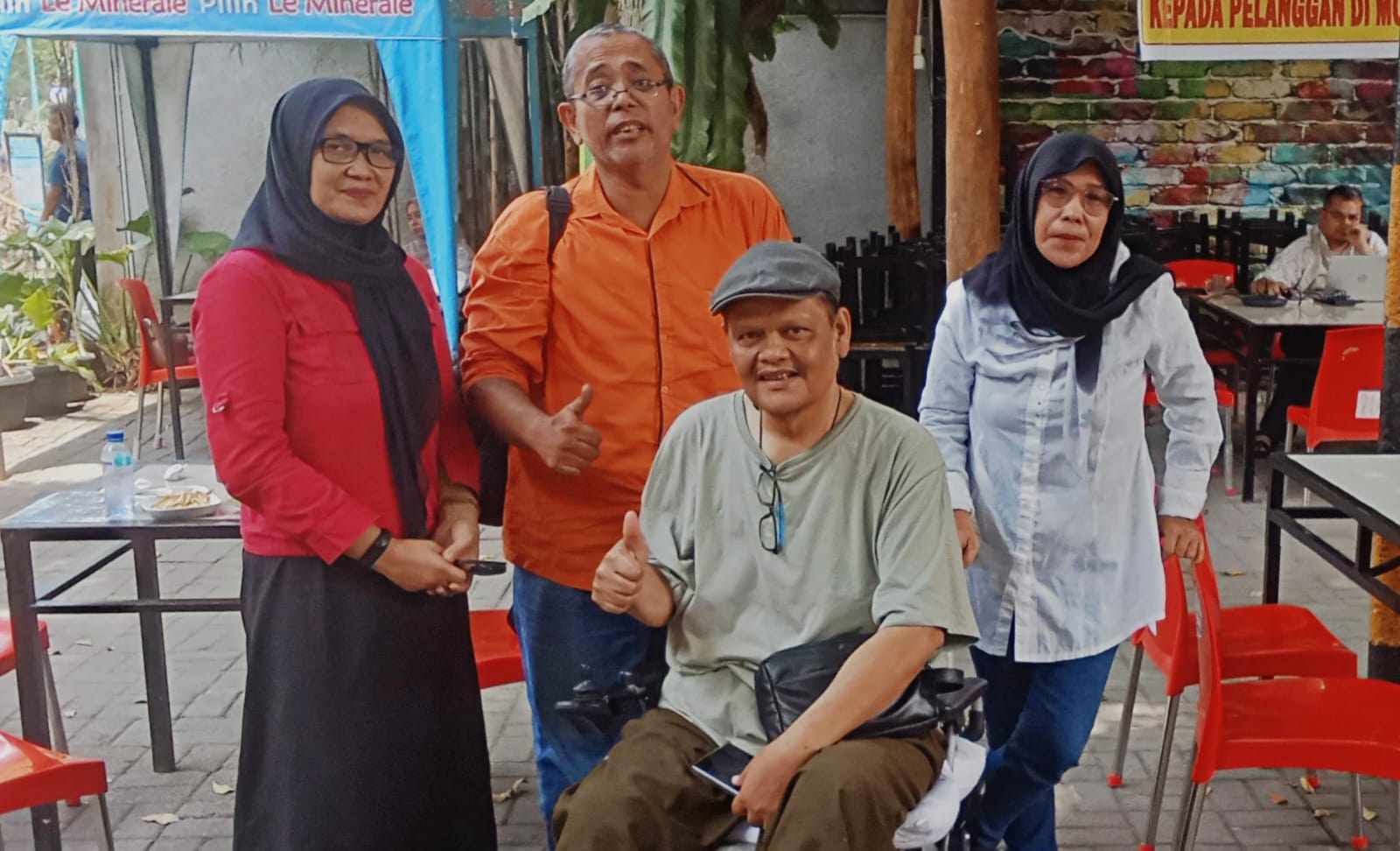 APTISI SUMUT: Ketua Aptisi Sumut Dr H Muhammad Isa Indrawan MM (duduk) bersama media di Cafe Beranda Kampus Unpab.(ISTIMEWA)