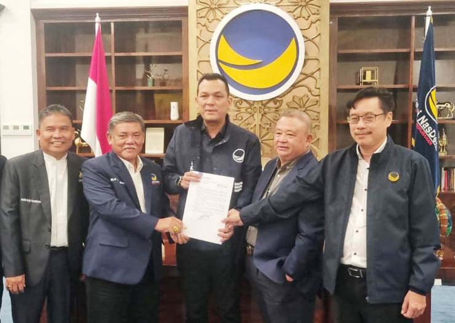 TERIMA: Balon Bupati Deliserdang M Ali Yusuf Siregar menerima rekomendasi dari mewakili DPP NasDem yaitu Martin Manurung bersama pengurus Nasdem lainnya di Jakarta, Rabu (31/7).(ISTIMEWA/SUMUT POS)