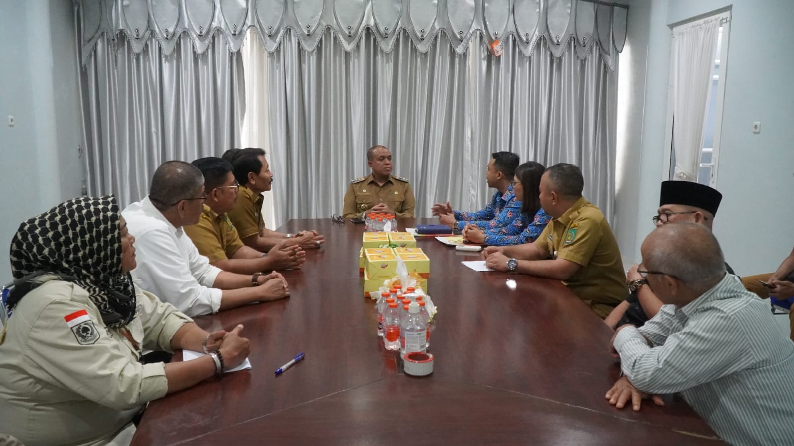 SAMBUT: Pj Bupati Langkat, Faisal Hasrimy menyambut kedatangan tim penilaian dari Ombudsman RI Perwakilan Sumut.(Diskominfo Langkat/Sumut Pos)