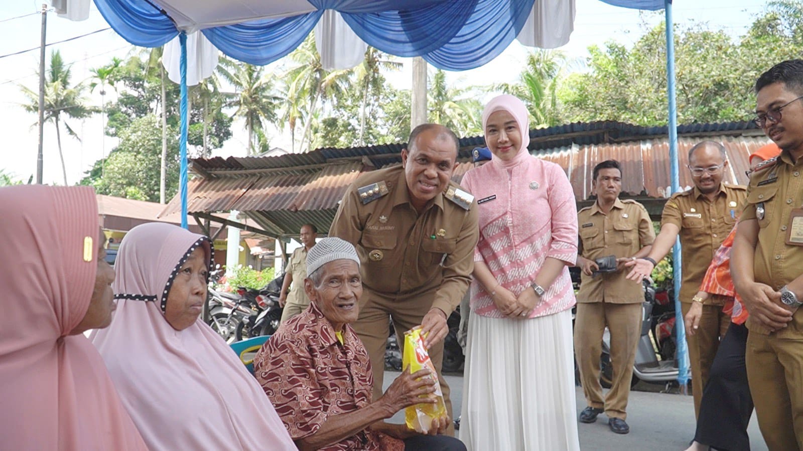 BANTUAN: Pj Bupati Langkat, Faisal Hasrimy memberikan bantuan kepada masyarakat.(Diskominfo Langkat/Sumut Pos)