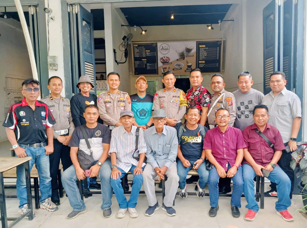BERSAMA: Kasat Lantas Polres Sergai Iptu Fauzul Arasy bersama awak media saat cofee morning di kafe dvan Sei Rampah ( 31/07). ( FADLY/SUMUT POS)