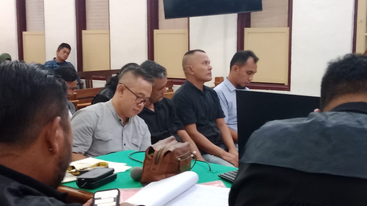 JALANI SIDANG: Empat terdakwa kasus korupsi dugaan kredit macet, menjalani sidang dakwaan di Pengadilan Negeri Medan.