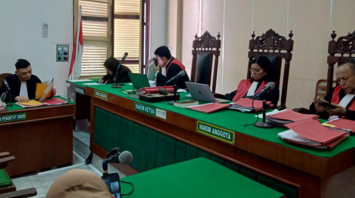 PUTUSAN: Majelis hakim membacakan putusan terhadap terdakwa kasus perdagangan satwa dilindungi, Jumat (2/8).(AGUSMAN/SUMUT POS)