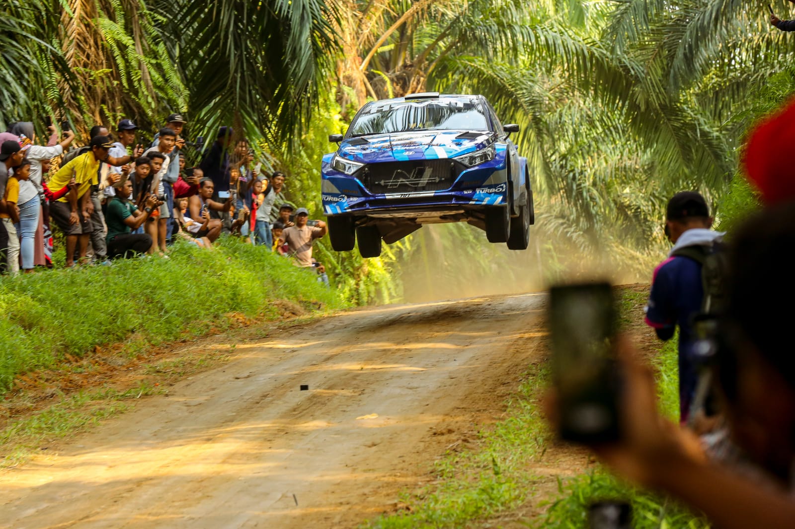 AKSI: Pereli H. Rihans Variza dengan navigatornya M. Fahrezi Fadh beraksi pada SS 1 dan 2 Sumut Rally 2024, Sabtu (3/8/2024). (IST)