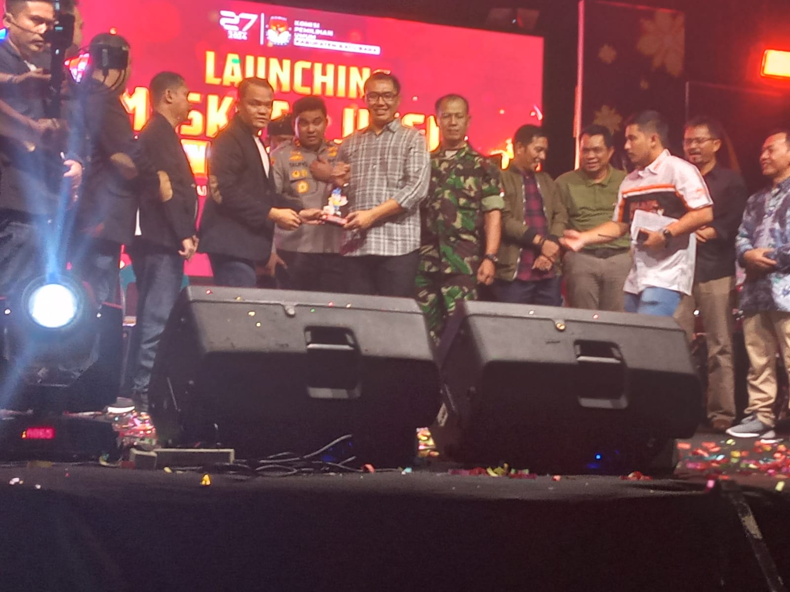 PELUNCURAN: Maskot dan Jingle Pilkada Bupati/Wakil Bupati Batubara tahun 2024 resmi diluncurkan di lapangan Labuhan Ruku, Kecamatan Talawi, Jumat(2/8). (Liberti H Haloho)