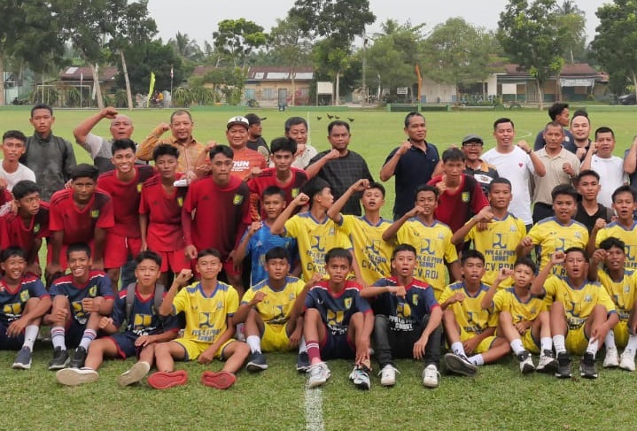 Bupati Sergai H.Darma Wijaya bersama para pemain U 15,18,23 bersama pengurus  Kabupaten Sergai di lapangan Beng Abing ,Pegajahan. (fad)
