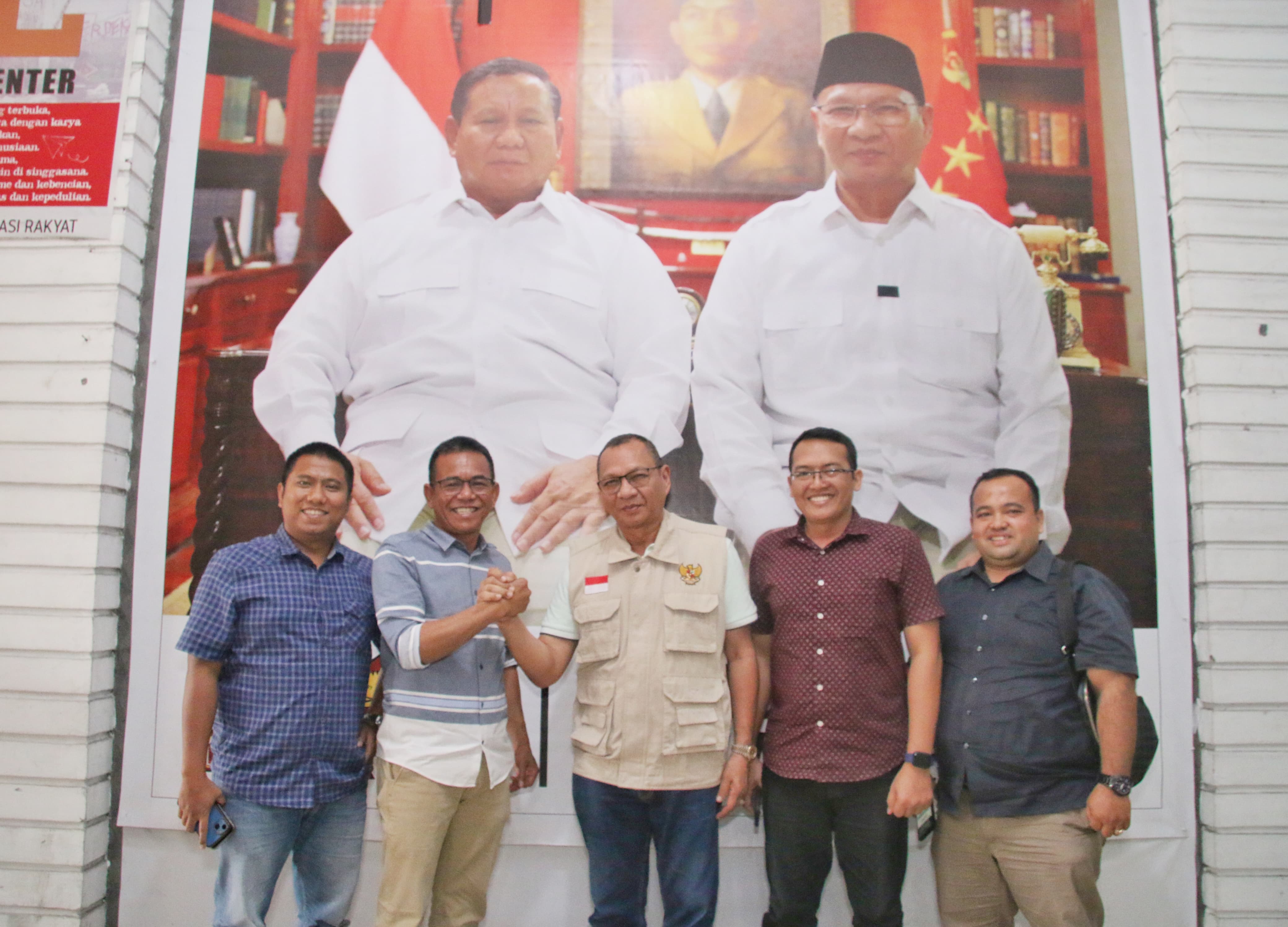 Ketua Aceh Sepakat, H.M Husni Mustafa melakukan salam komando dengan Bakal Calon Wakil Wali Kota Medan, H. Zakiyuddin Harahap.