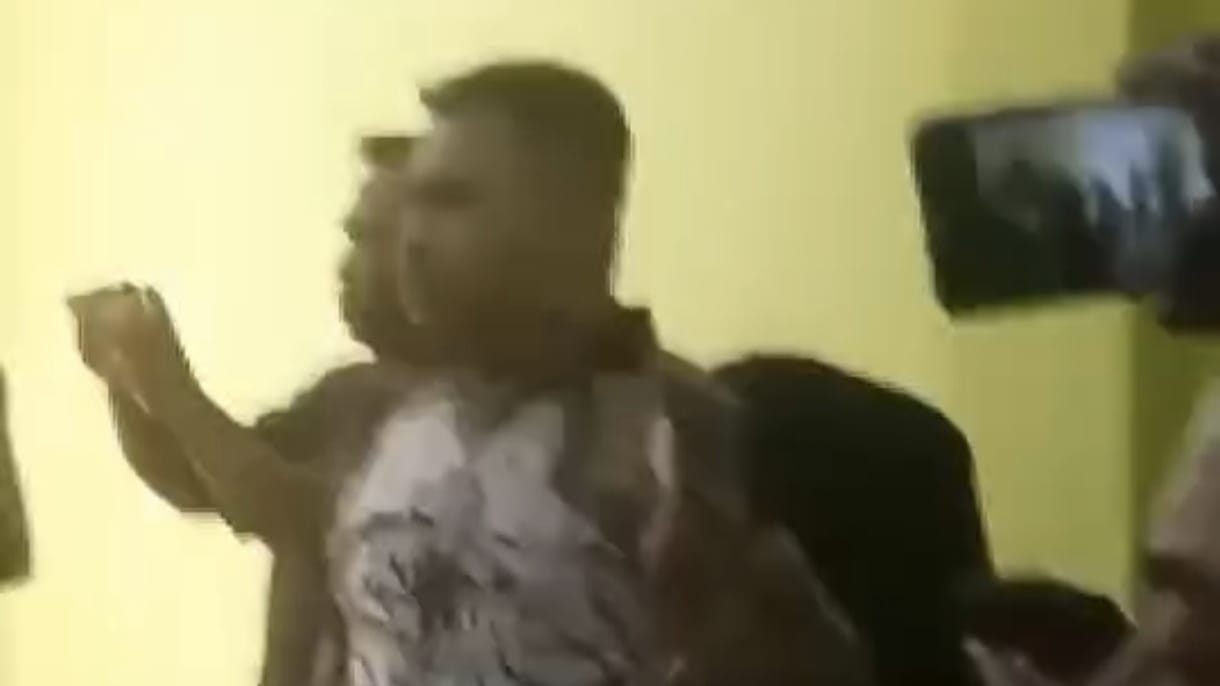 Kades Serapuh Asli Kecamatan Tanjungpura, Nazrul Hapis ditolak masyarakat saat mau menyampaikan permohonan maaf.(Masyarakat Tanjungpura/Sumut Pos)
