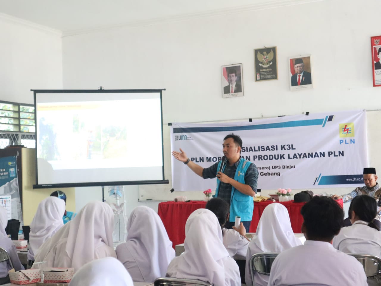 Manager PLN ULP Gebang, Ricky Johannes Saragih menjelaskan pentingnya para siswa akan bahaya kelistrikan yang ada disekitar mereka.