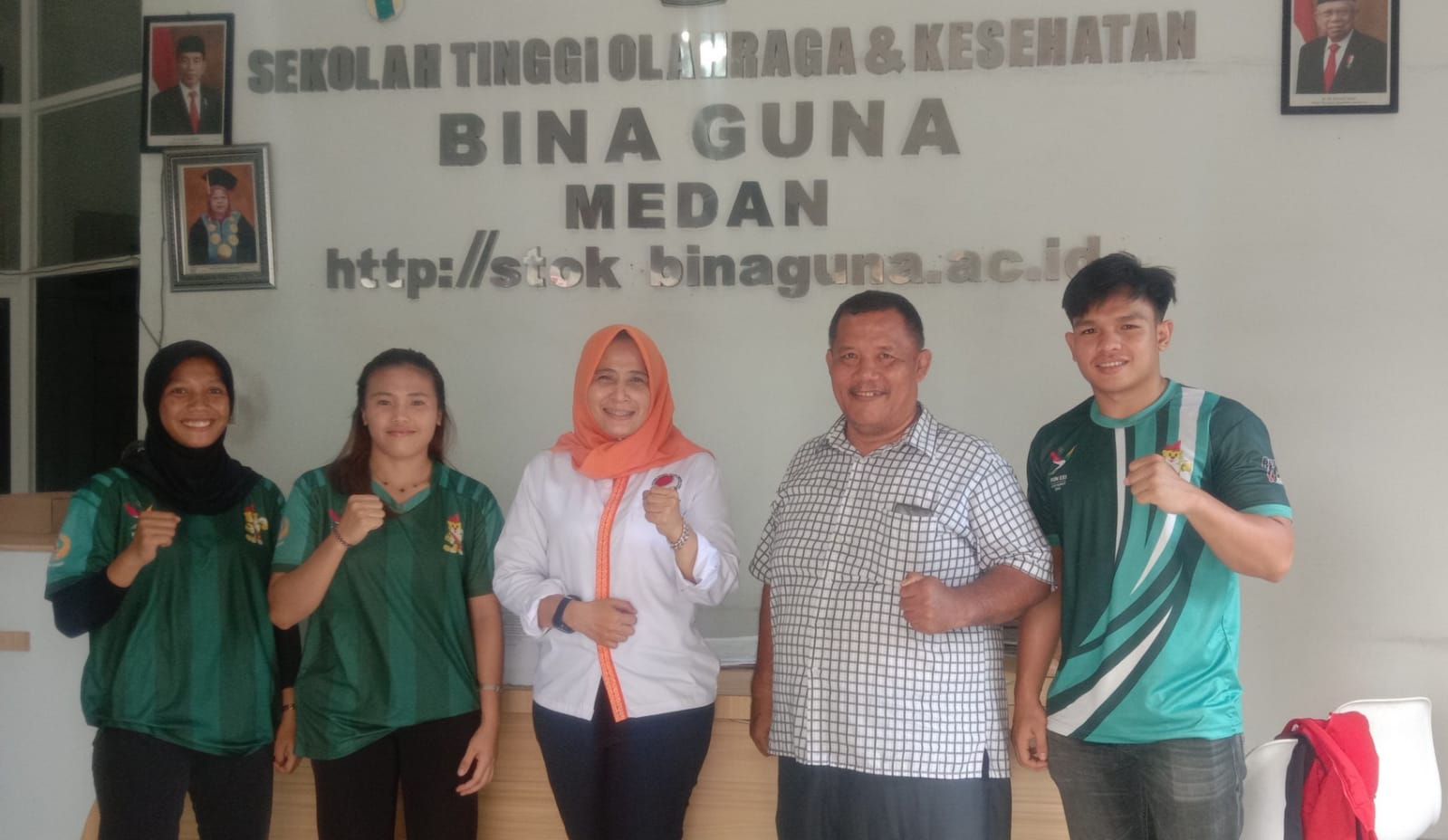BERSAMA: Ketua STOK Bina Guna Liliana Puspa Sari dan Mangasi Simangunsong bersama tiga pegulat yang akan menjalani TC di Thailand. (Dokumen pribadi)