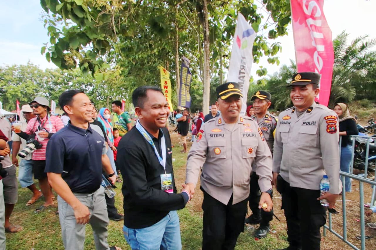 BERSAMA: Kapolres Sergai AKBP Jhon Hery Rakutta bersama Bupati Sergai H.Darma Wijaya saat hadir di acara penutupan Kejuaraan APRC di Sergai ( 04/08). ( FADL/SUMUT POS)