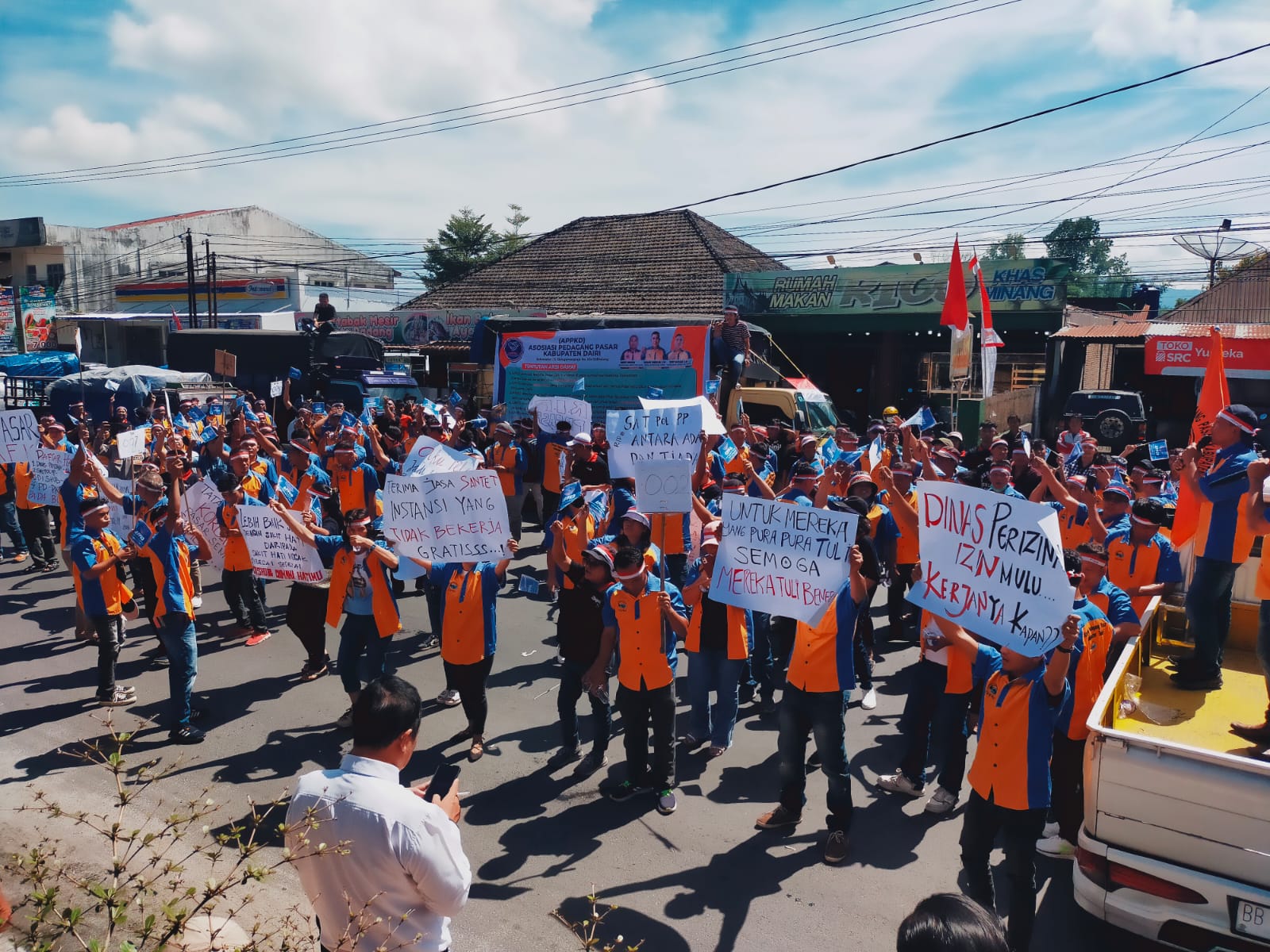UNJUKRASA: Ratusan massa APPKD unjukrasa meminta Pemkab Dairi menertibkan pedagang liar di luar pasar yang ada di Dairi saat unjukrasa di  Kantor Bupati Dairi, Senin (5/8/2024). (RUDY SITANGGANG)