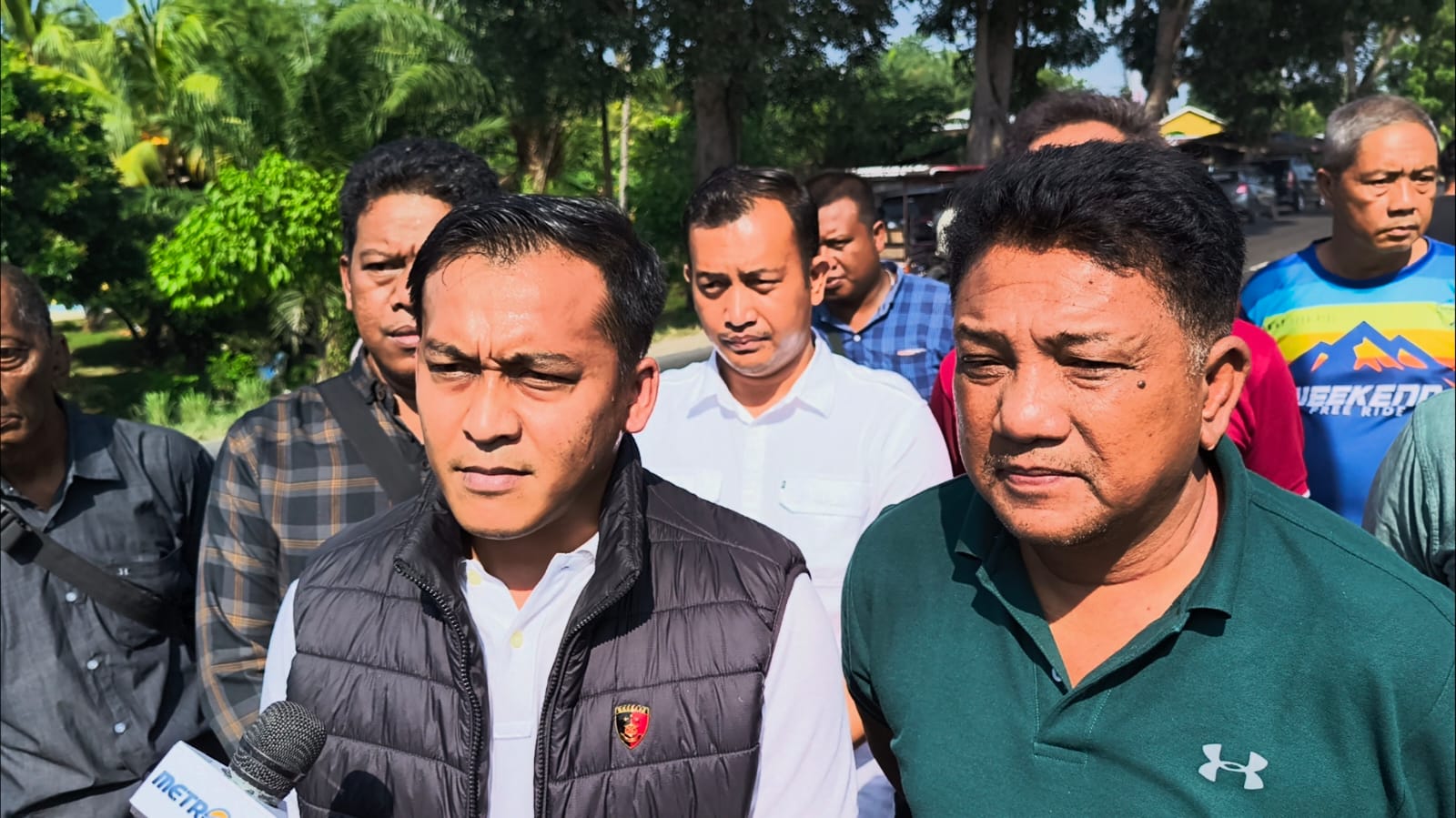 DIWAWNCARAI: Kasat Reskrim Polres Langkat, AKP Dedi Mirza (kiri) saat diwawancarai.(Teddy Akbari/Sumut Pos)