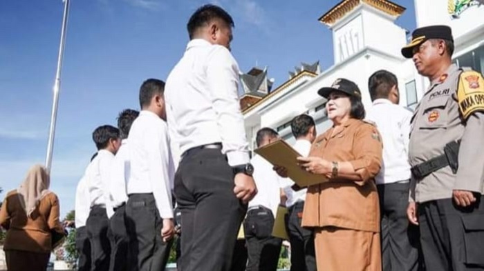 PENGHARGAAN: Bupati Karo menyerahkan penghargaan ke personel Satreskrim Polres Karo. (SOLIDEO/SUMUT POS)