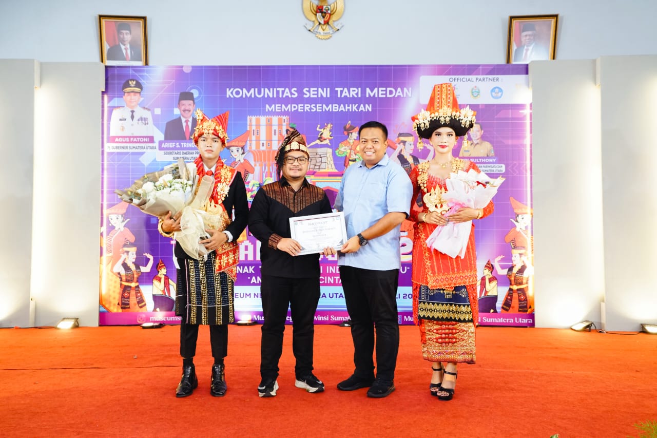 APRESIASI: Kepala Museum Negeri Sumatera Utara, Rachmat Hadi Saputra Harahap menyerahkan sertifikat apresiasi kepada Baim Surbakti sebagai cenderamata kolaborasi antara Museum Provinsi Sumatera Utara.