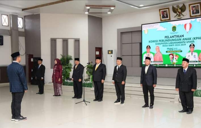 LANTIK: Bupati Hendri Yanto Sitorus, S.E., M.M, melantik 7 anggota KPAD periode 2024-2029 di aula Ahmad  Dewi Syukur, Senin (5/8/2024).