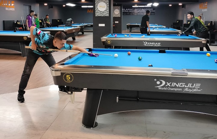 LATIHAN: Atlet Biliar Sumut melakukan sesi latihan sebelum bertarung di PON XXI 2024.