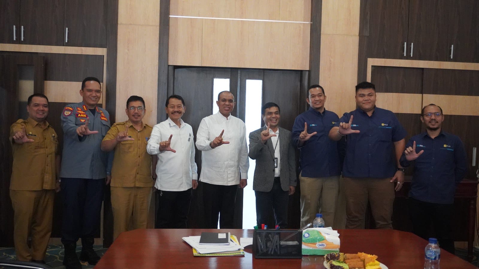 FOTO BERSAMA:  Pj Bupati Langkat foto bersama dengan Manajer PLN UP3 Binjai, Darwin Simanjuntak  usai audiensi.(Diskominfo Langkat/Sumut Pos)